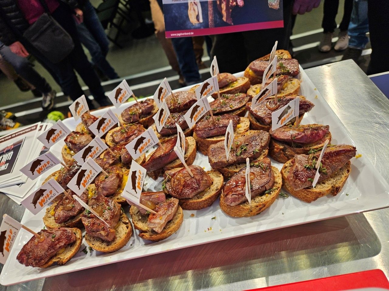 Ein Tablett mit Fleisch auf Baguette 