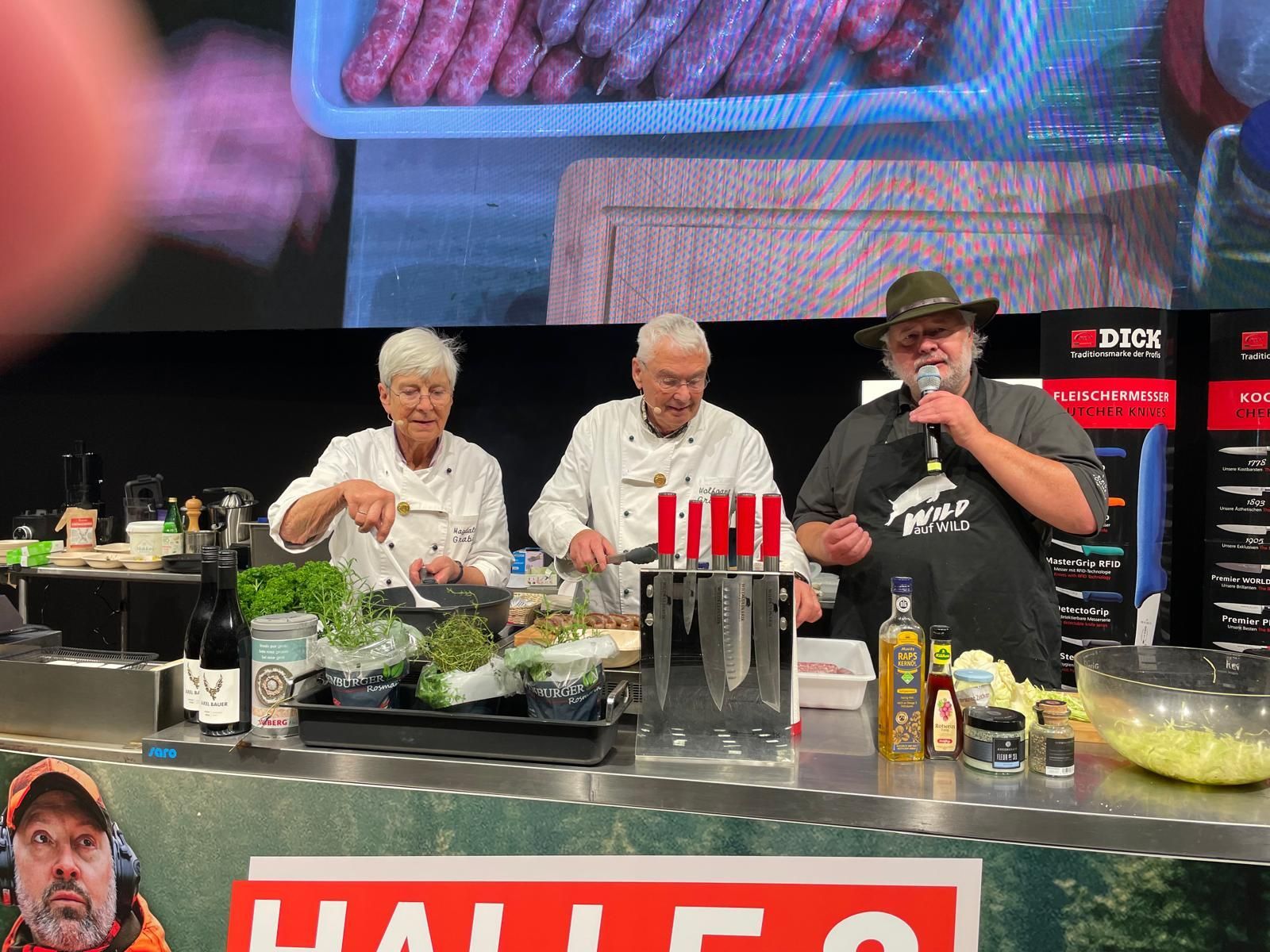 Michael Keller mit weiteren Köchen auf der Bühne bei einem Workshop