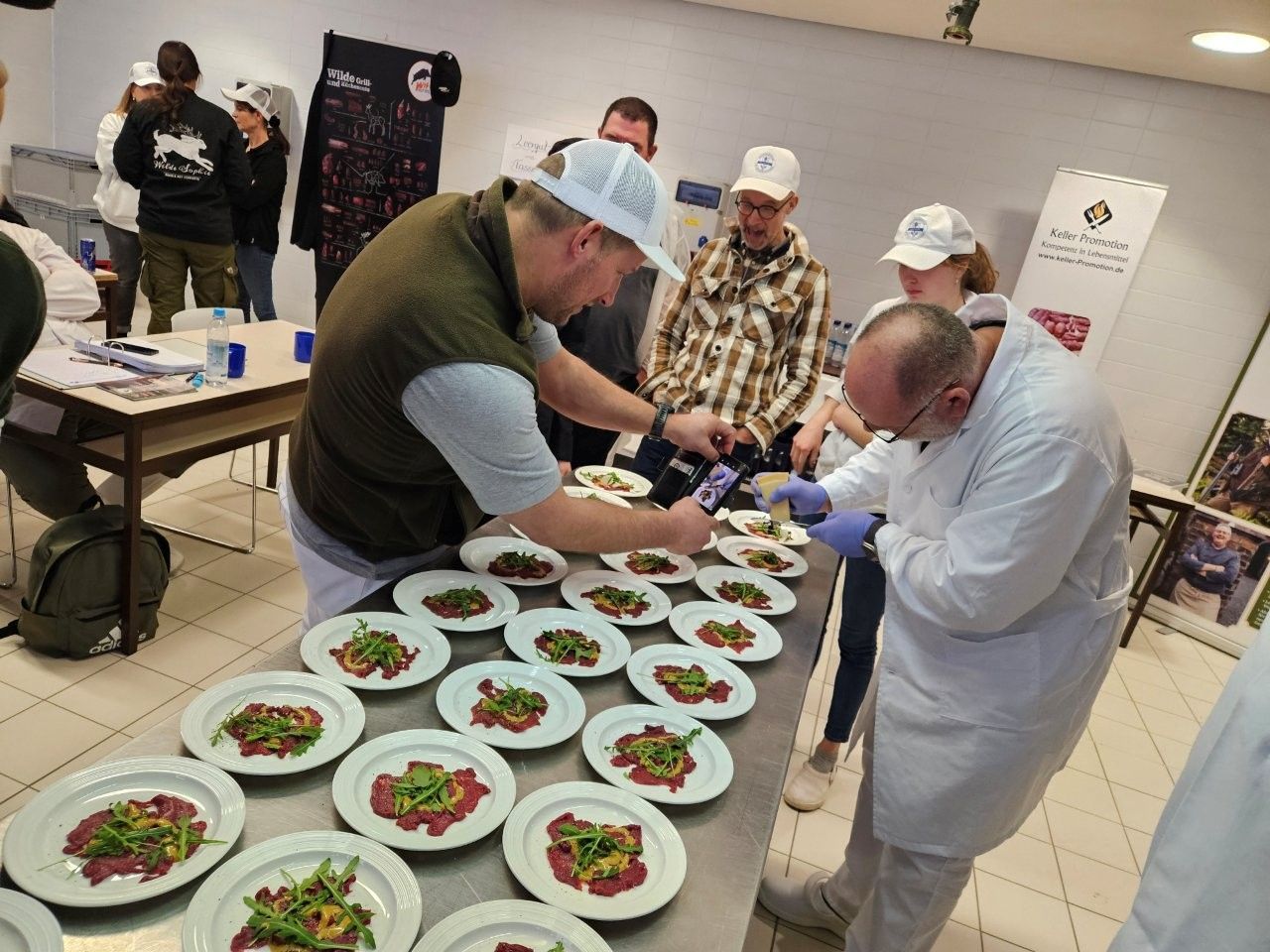 Teller werden angerichtet