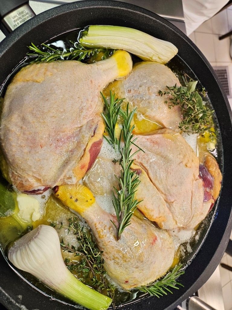 Hähnchenteile in einem Bräter