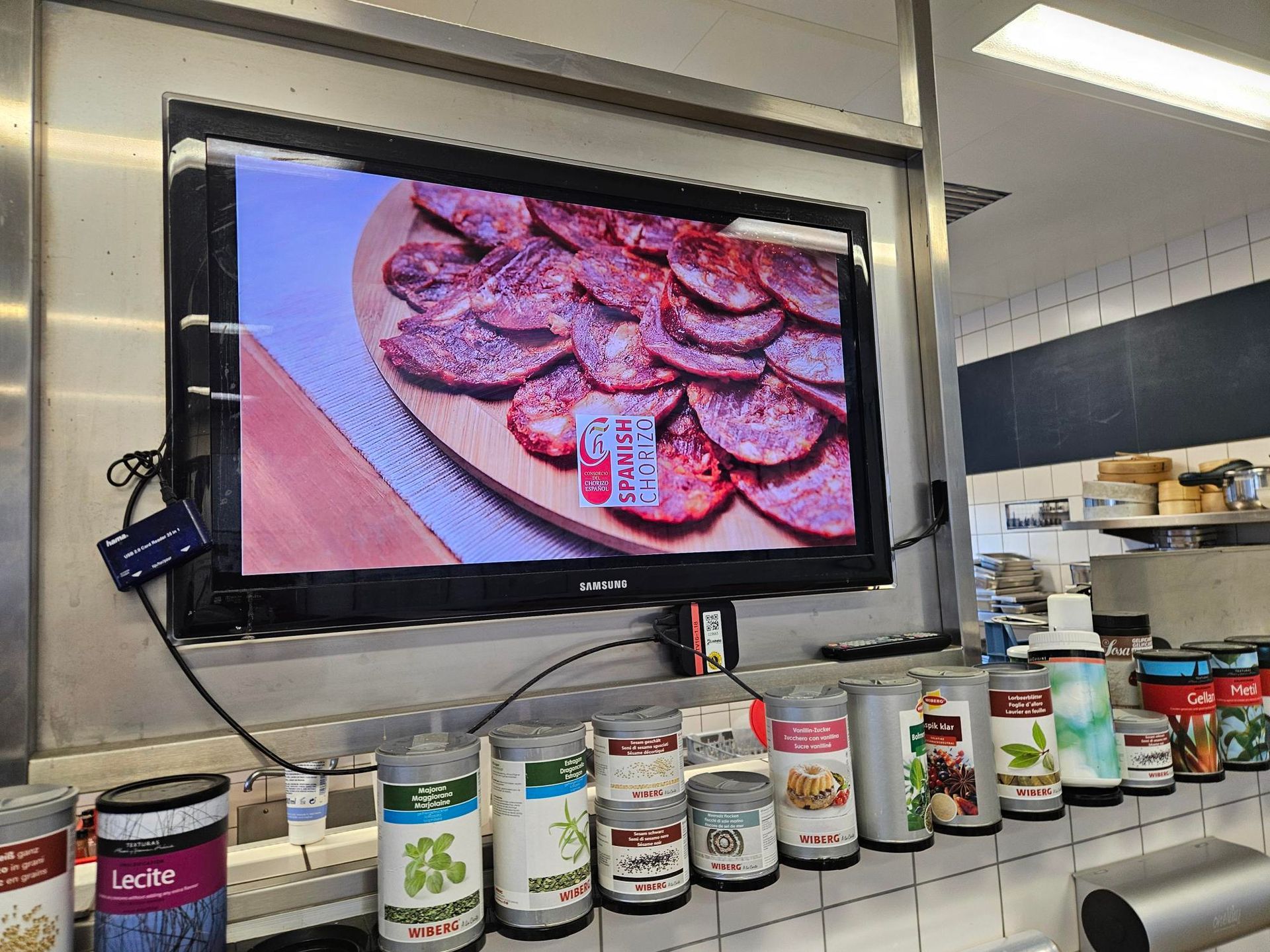 TV Monitor mit Wurstscheiben