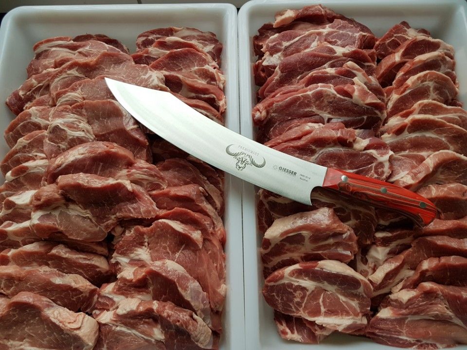 viel Fleisch im Behälter