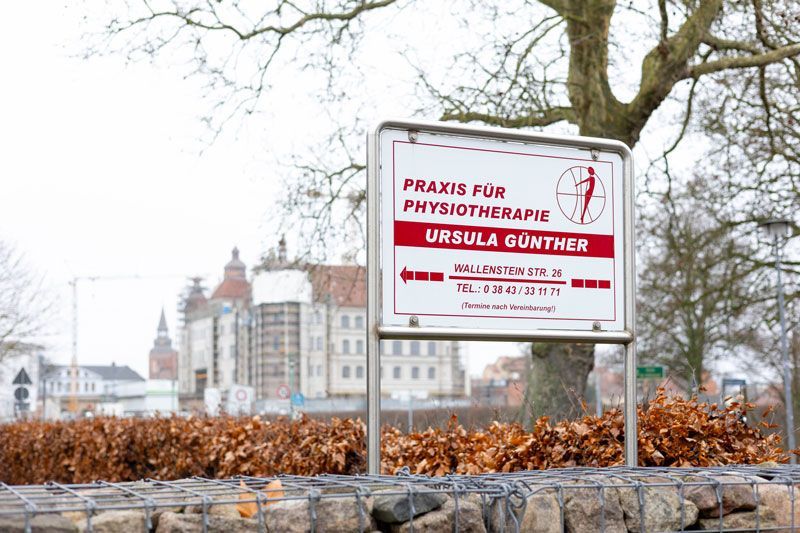 Ein Schild mit der Aufschrift „Praxis für Physiotherapie Ursula Gunther“