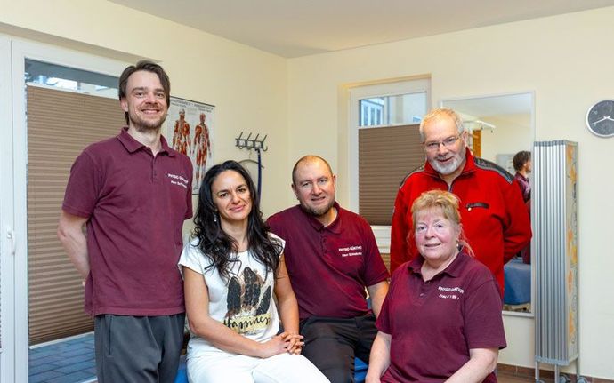 Eine Gruppe von Ärzten und Krankenschwestern posiert in einem Krankenhaus für ein Foto.