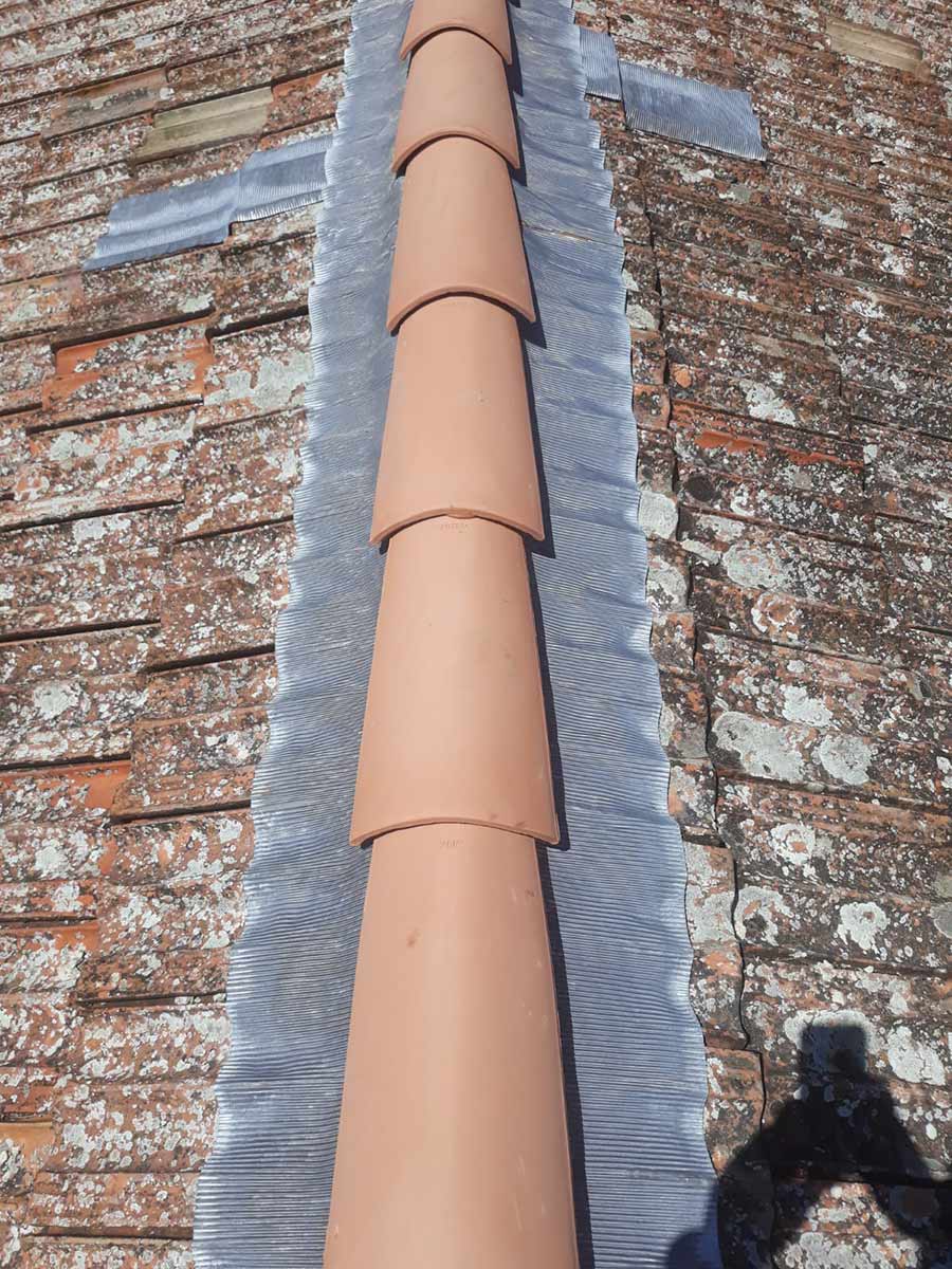 Faîtage de toiture large bande