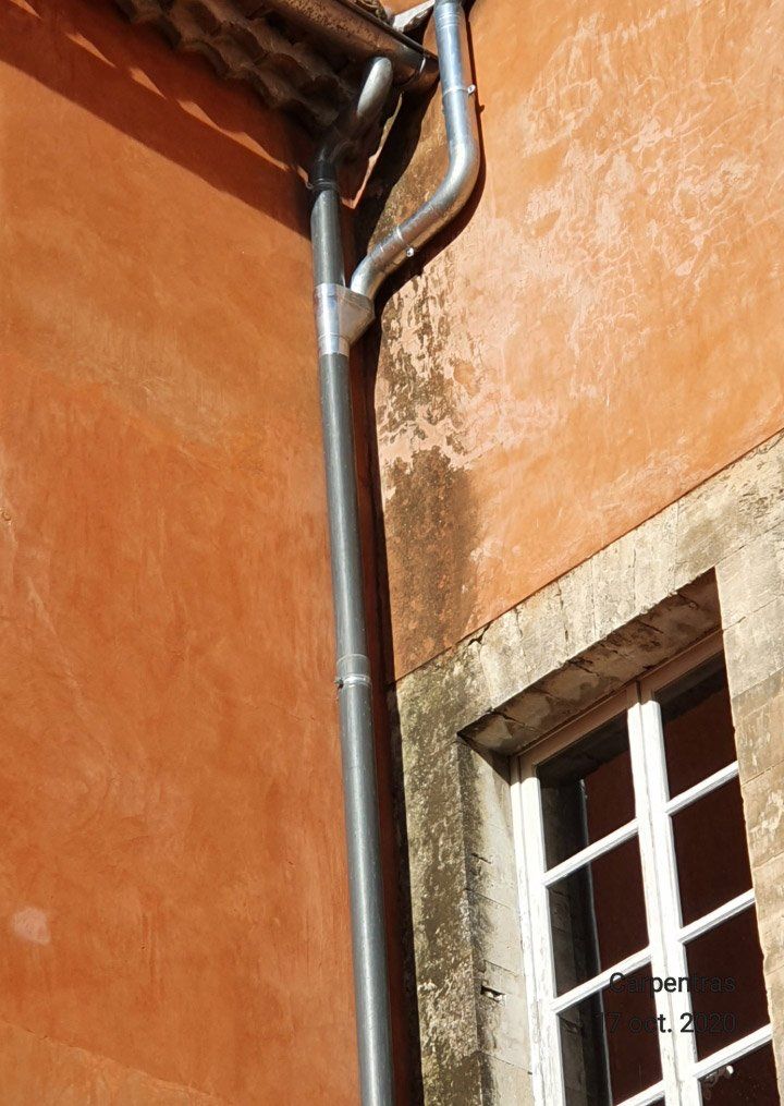 Gouttière sur mur jaune