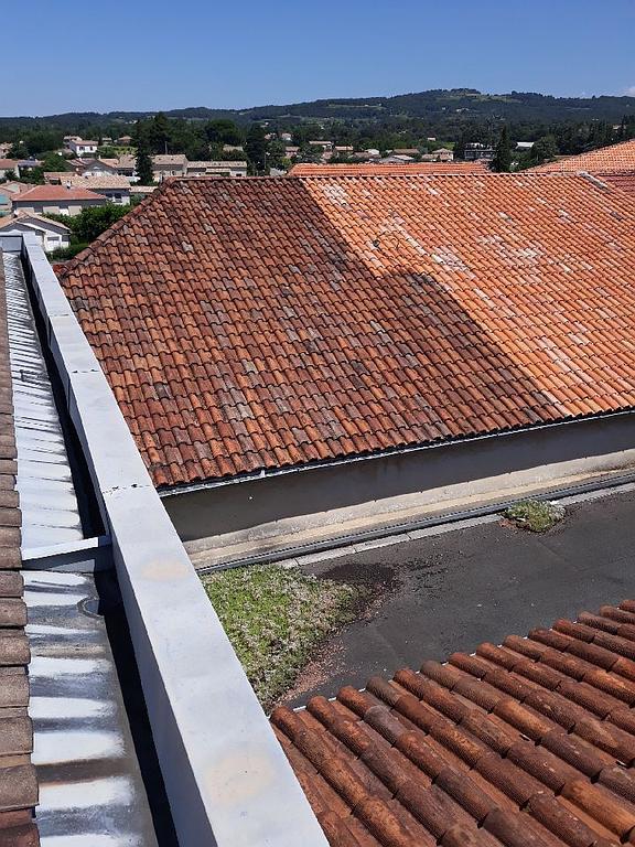 Photo de nettoyage de toiture à moitié fini