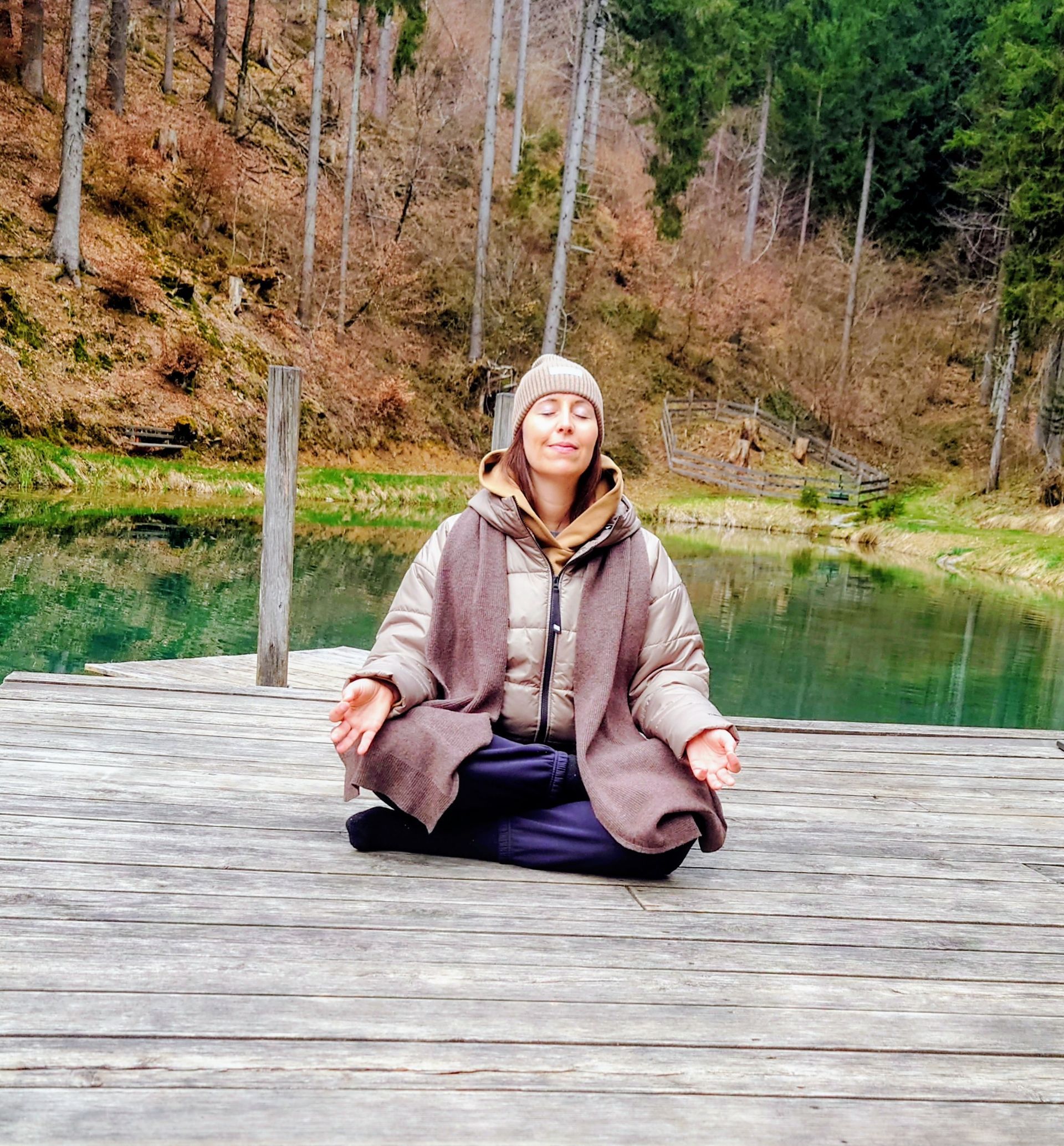 Zwei Personen schütteln sich in einem gut beleuchteten Büro die Hände, vermutlich um einen Vertrag zu besiegeln.