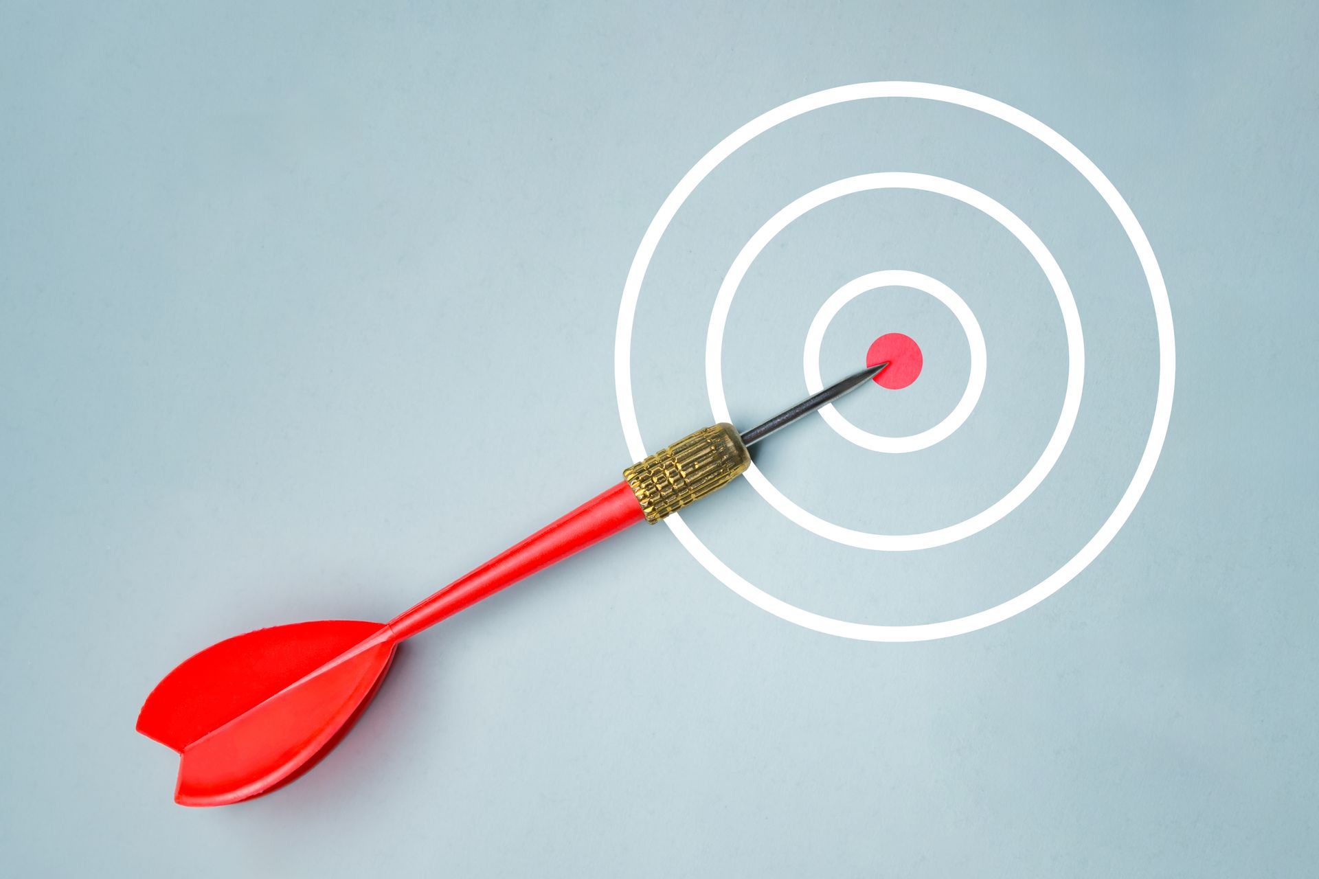 Zwei Personen schütteln sich in einem gut beleuchteten Büro die Hände, vermutlich um einen Vertrag zu besiegeln.