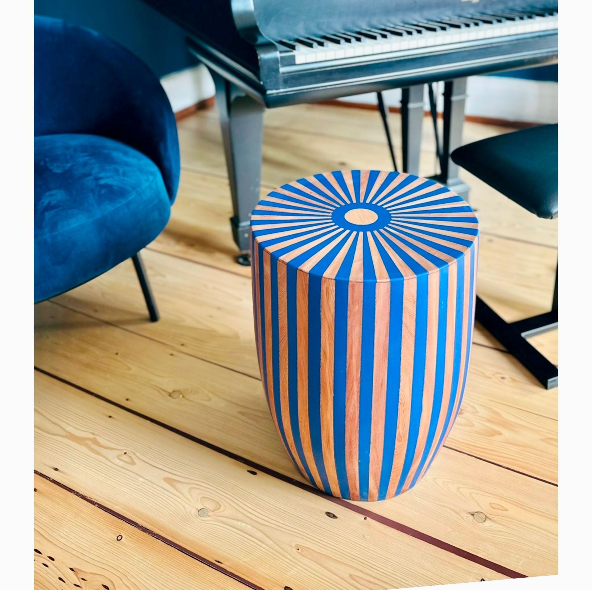 Eine blau und orange gestreifte Vase auf weißem Hintergrund