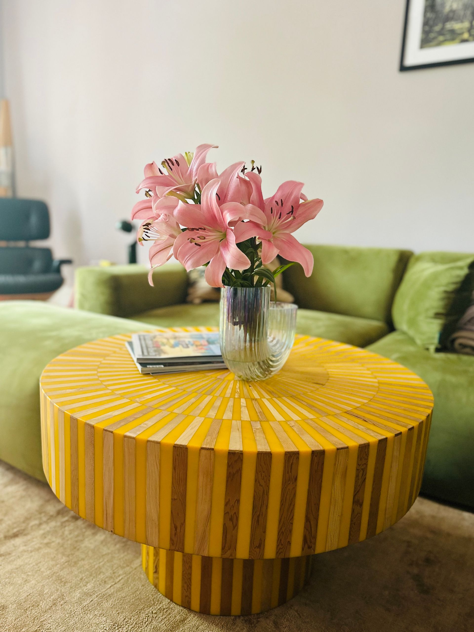 Ein Wohnzimmer mit einem gelben Couchtisch und zwei Stühlen.