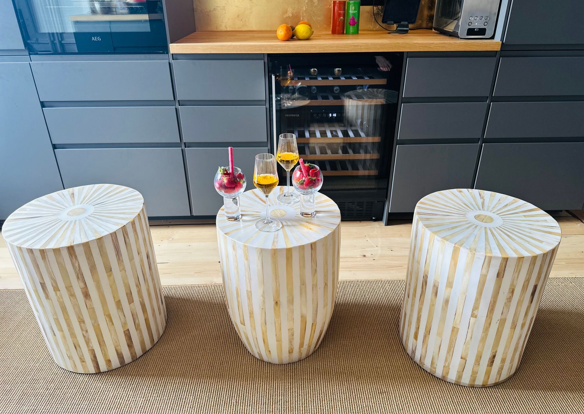 Ein Tisch mit einer Lampe darauf in einem Wohnzimmer.