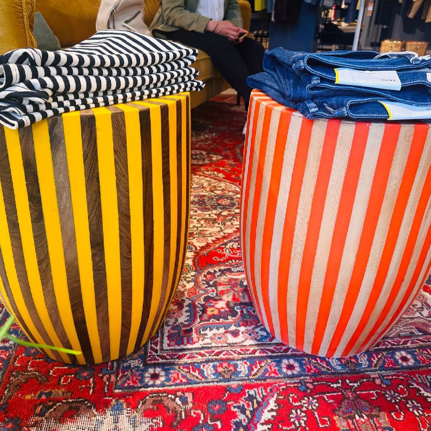 Eine rot-weiß gestreifte Vase mit Sonnenstrahlen-Design