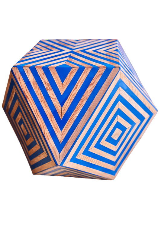 Ein blau-brauner Würfel mit einem geometrischen Muster darauf