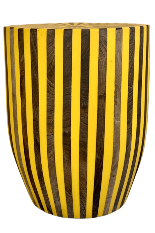 Eine gelb und braun gestreifte Vase auf weißem Hintergrund