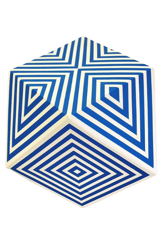 Ein blau-weißer Würfel mit einem geometrischen Muster darauf