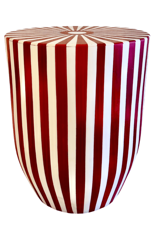 Eine rot-weiß gestreifte Vase auf weißem Hintergrund