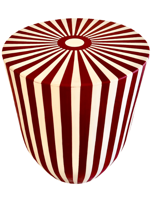 Ein rot-weiß gestreiftes Objekt mit einem Loch in der Mitte