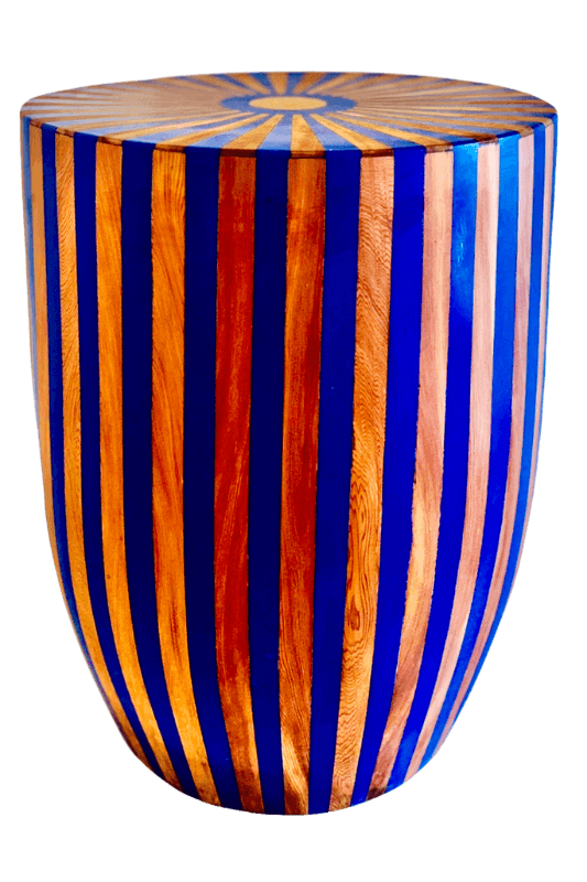 Eine blau und orange gestreifte Vase auf weißem Hintergrund
