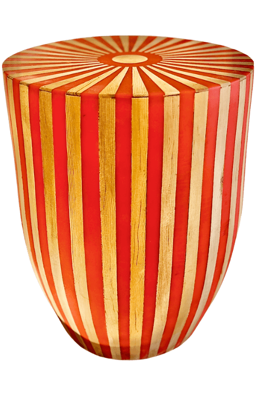 Eine rot-weiß gestreifte Vase mit Sonnenstrahlen-Design