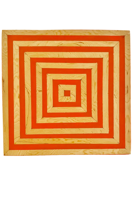 Ein Holzbrett mit einem rot-weißen Quadratmuster darauf.