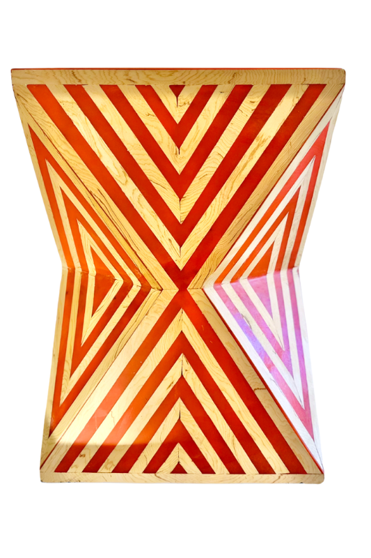 Ein rot und gold gestreiftes Objekt auf weißem Hintergrund