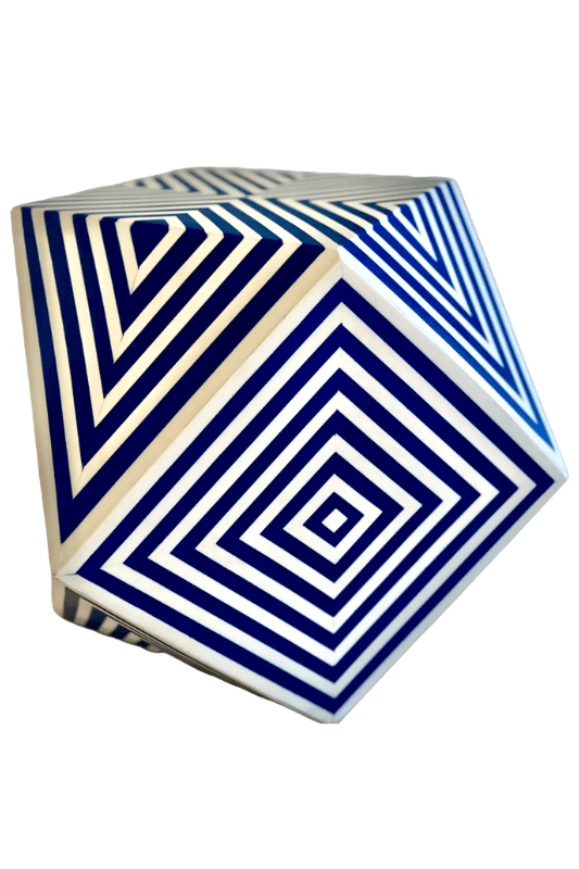 Ein blau-weißer Würfel mit einem geometrischen Muster darauf