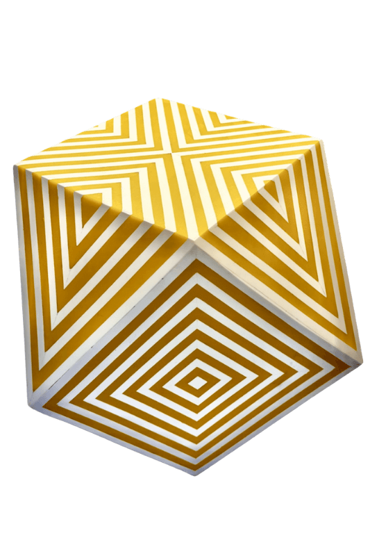 Ein gelb-weißer Würfel mit einer optischen Täuschung darauf