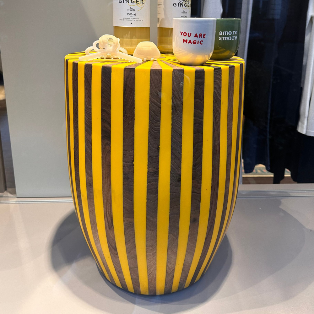 Eine rot-weiß gestreifte Vase auf weißem Hintergrund