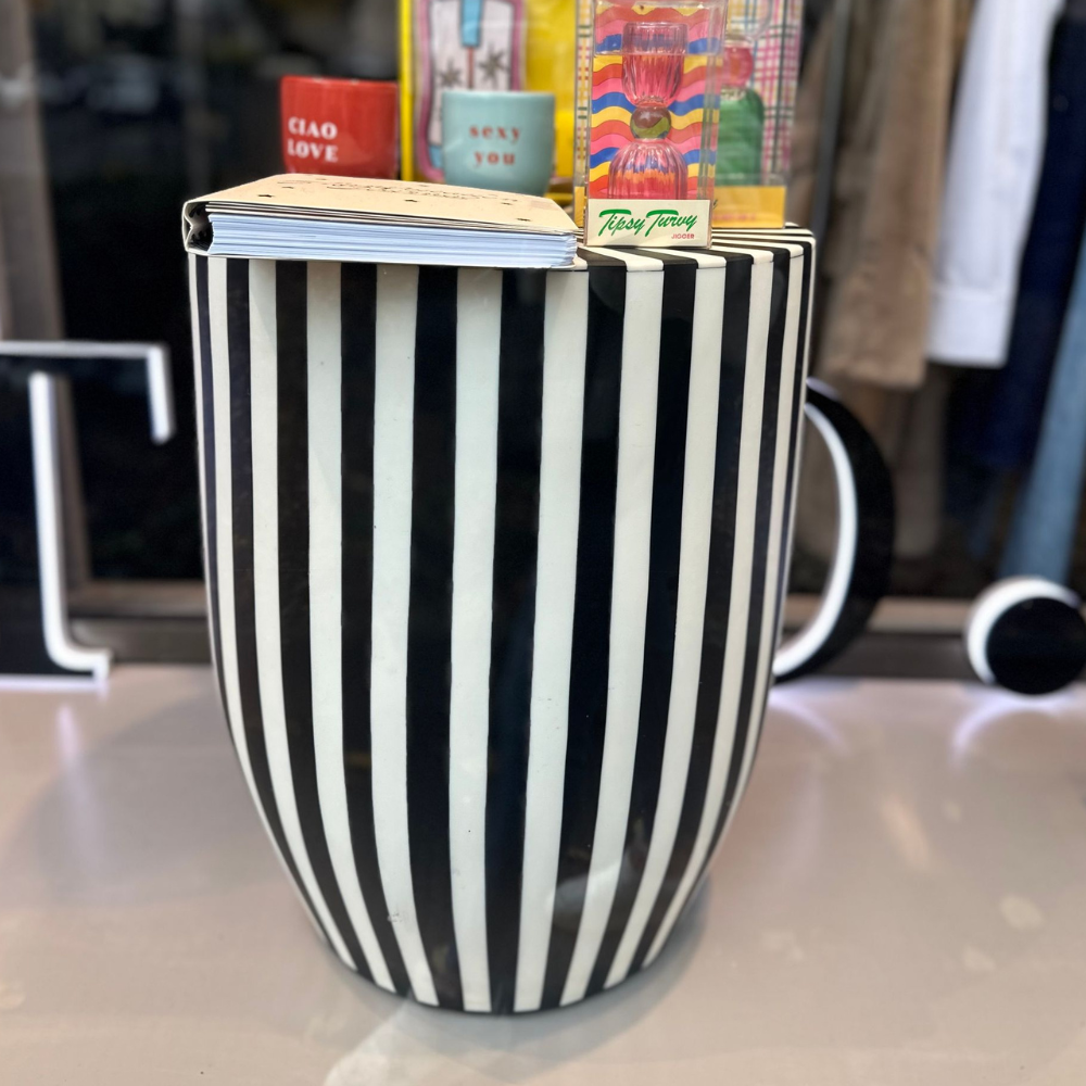 Eine gelb und braun gestreifte Vase auf weißem Hintergrund