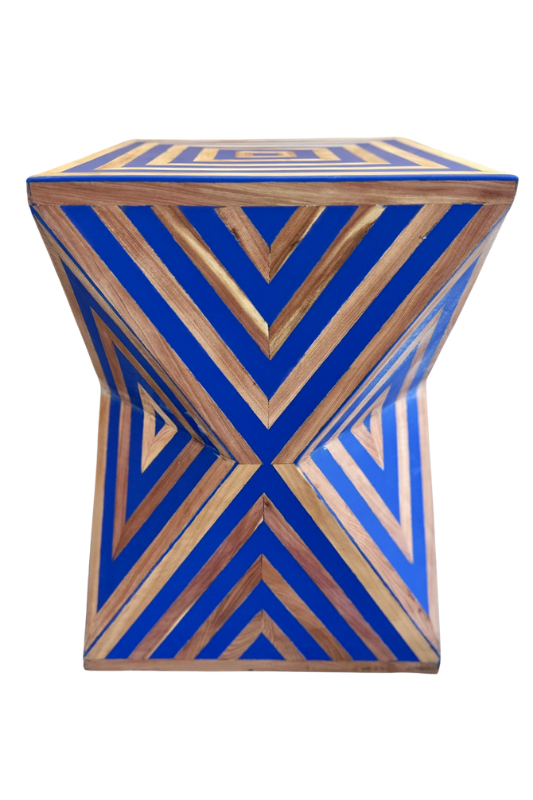 Ein blau-goldener Tisch mit einem geometrischen Muster darauf