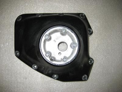 Eine Nahaufnahme eines schwarzen und silbernen Objekts auf einem Tisch.