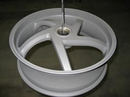 Eine Nahaufnahme von einem Motorradrad mit einem Loch in der Mitte