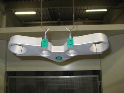 In einem Raum hängt ein Stück Metall von der Decke