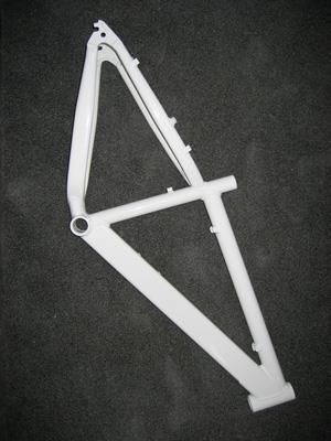 Ein weißer Fahrradrahmen steht auf einer schwarzen Oberfläche