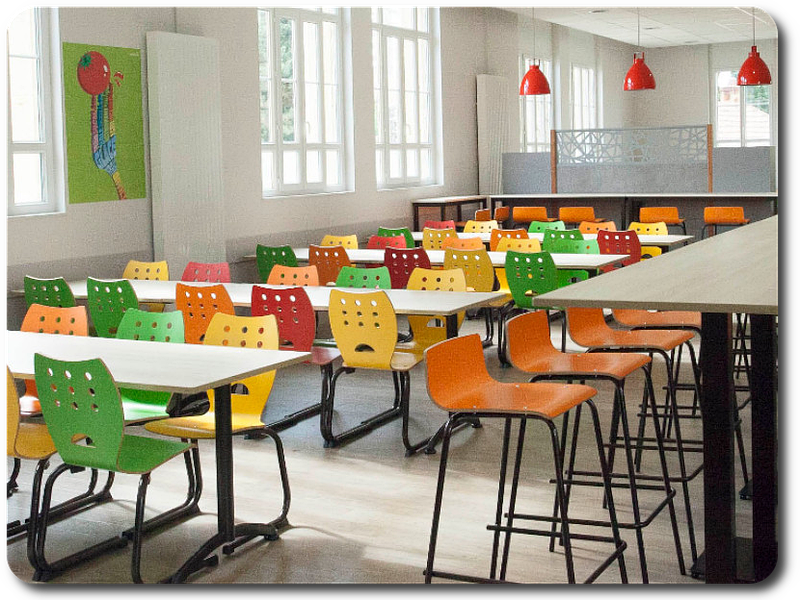 Mobilier coloré pour restaurant scolaire