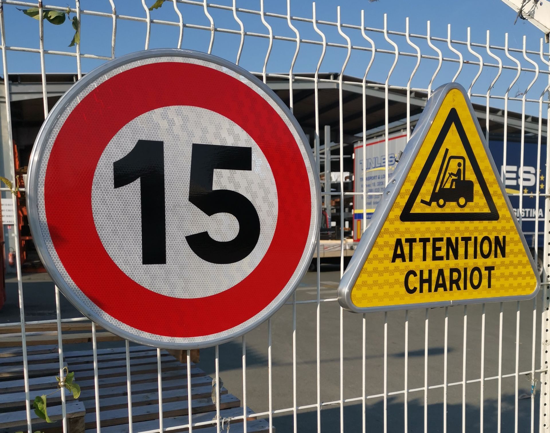 Panneau de signalisation limitation de vitesse et attention chariot