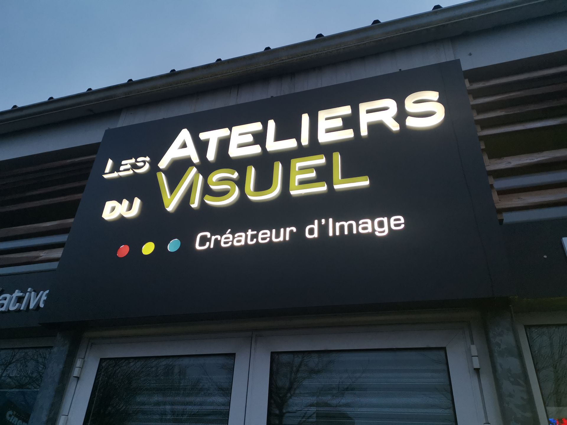 enseigne extérieure lumineuse les ateliers du visuel
