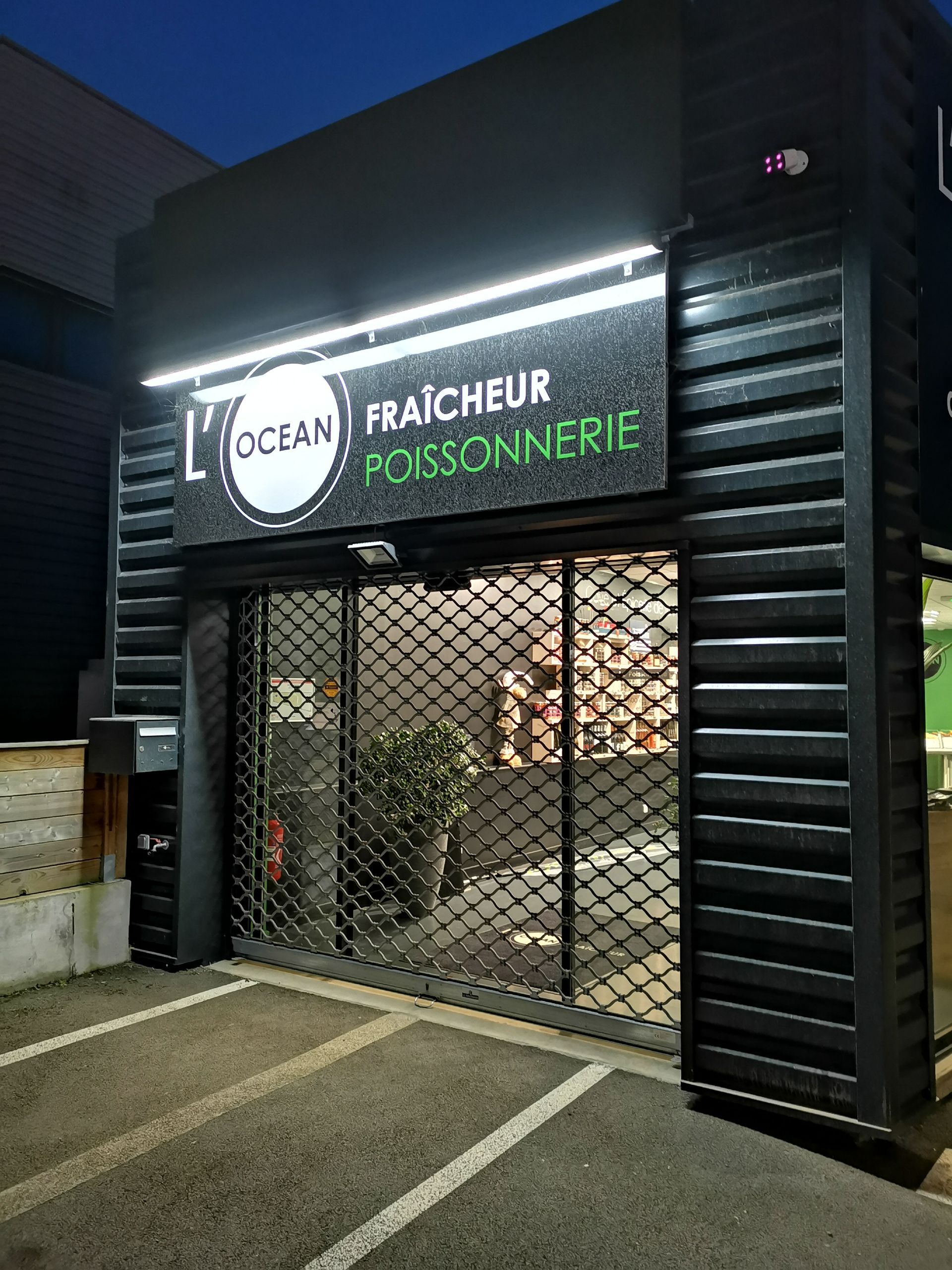 enseigne extérieure lumineuse l'océan