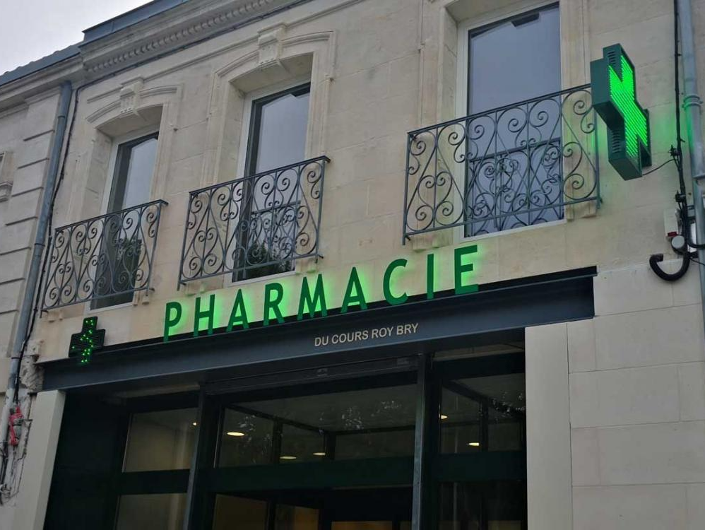 Enseigne lumineuse façade d'une pharmacie