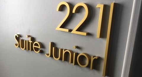 signalétique lettres découpées en relief