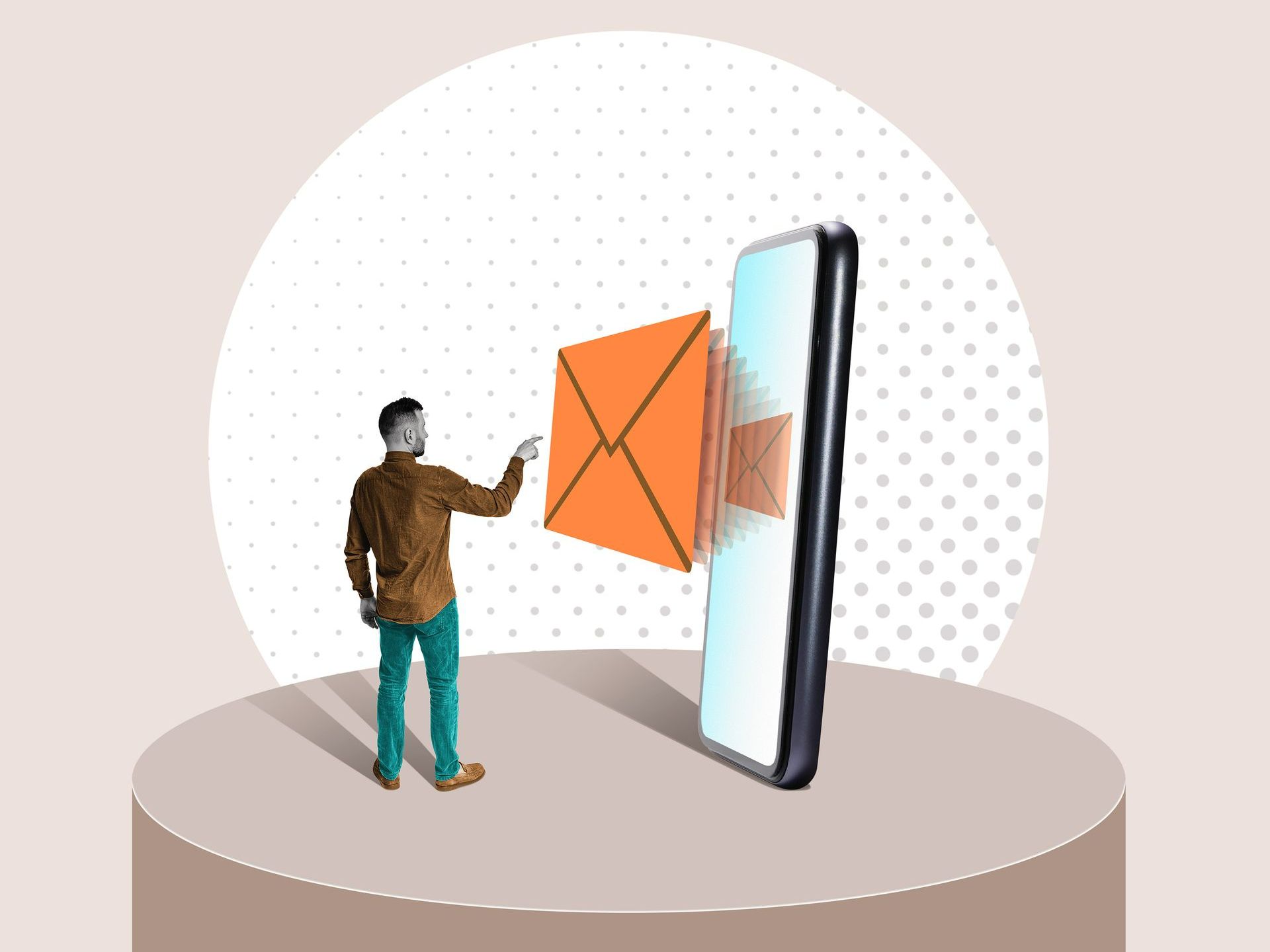 Un homme avec un smartphone qui envoie un e-mail
