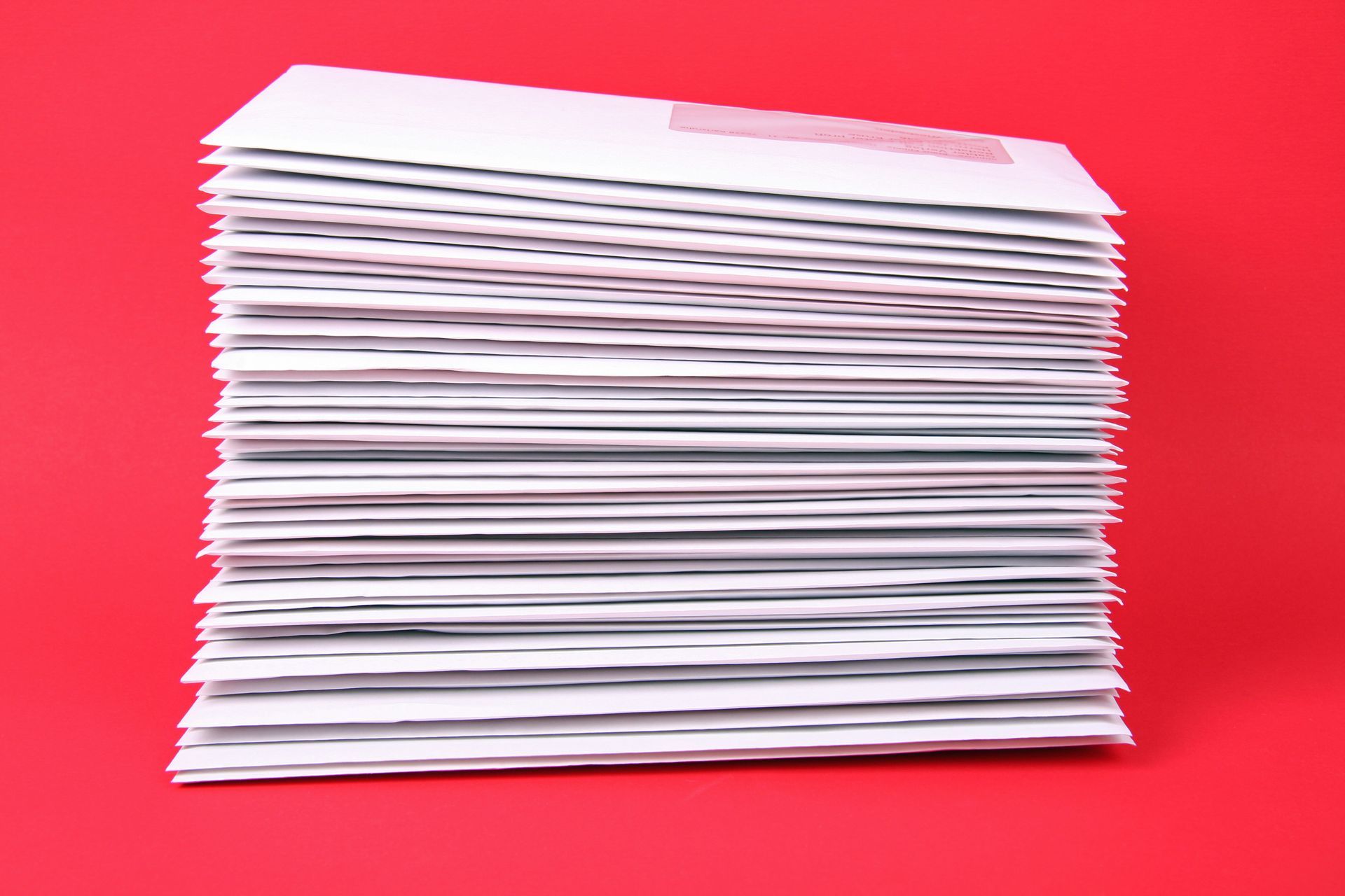 Une pile d'enveloppes