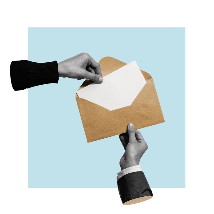 Des mains qui mettent un pli sous une enveloppe