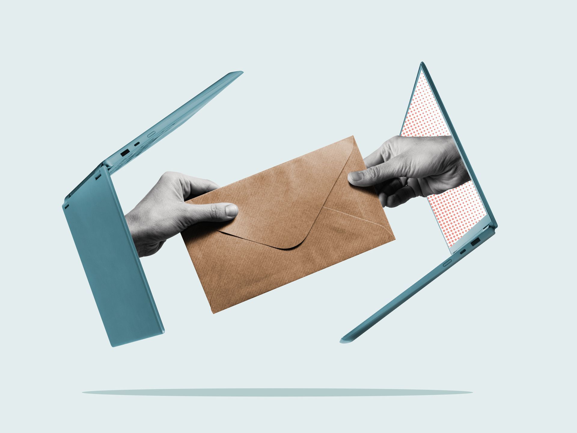 De mains sortant d'un ordinateur, tenant une enveloppe
