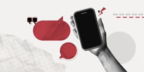 Collage d'une main tenant un smartphone avec des bulles de discussion