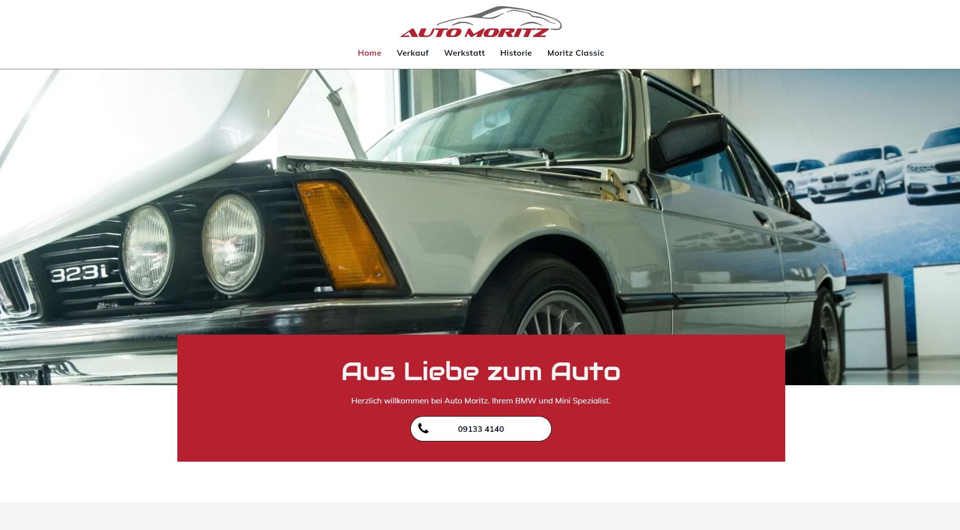 Silberner Oldtimer mit offener Motorhaube, rotes Banner „Aus Liebe zum Auto“ auf weißem Hintergrund.