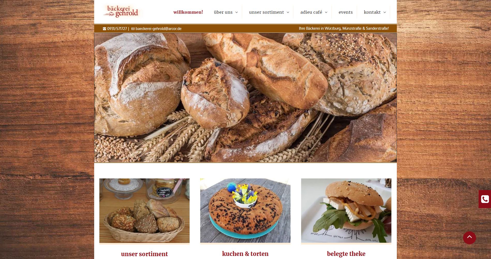 Auswahl an Brot und Backwaren, ausgestellt in einer Bäckerei.