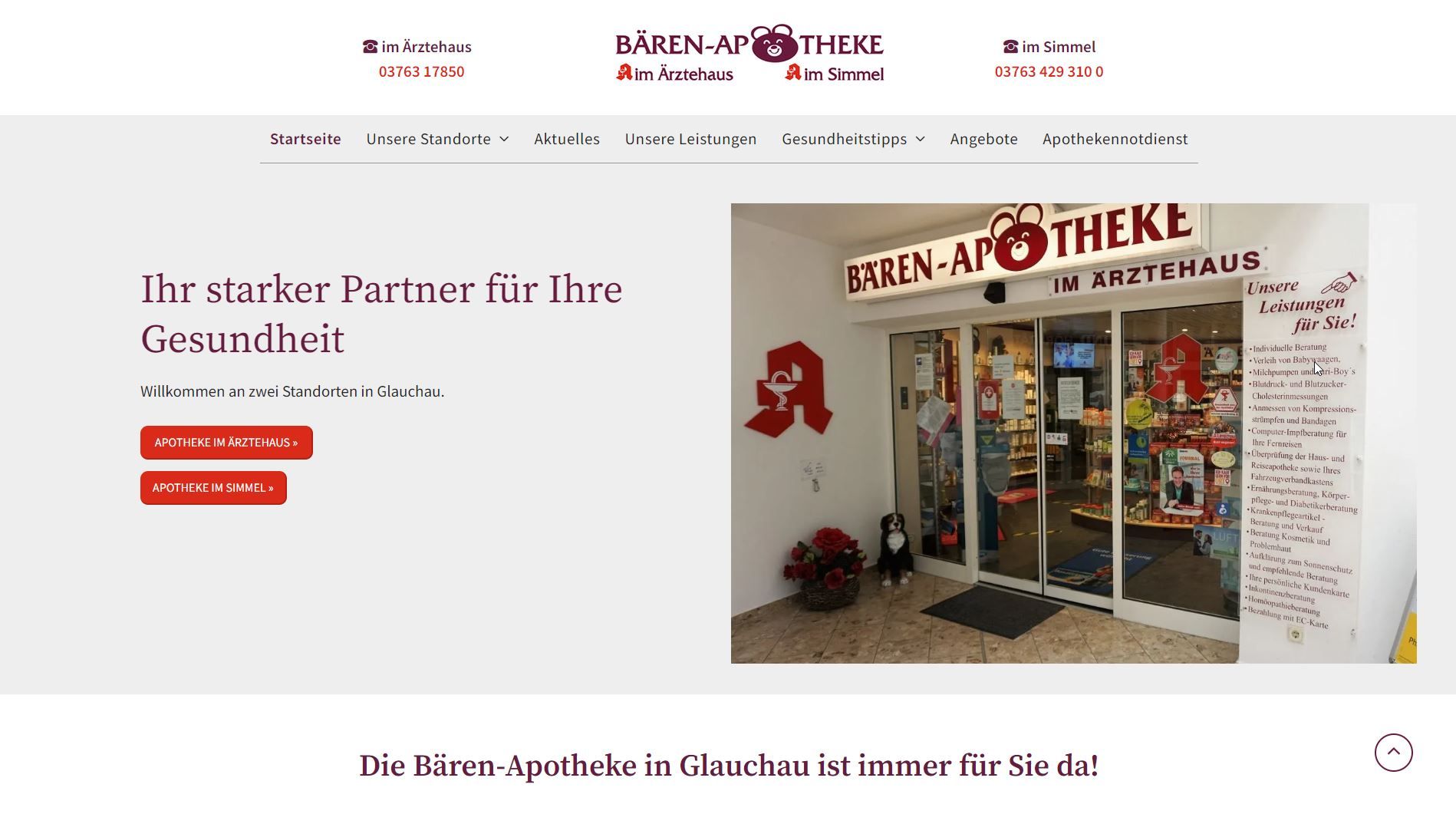 Der Eingang einer Apotheke, der Bären-Apotheke, mit einem roten „A“-Logo. Der Text lautet: „Ihr stärkerer Partner für Ihre Gesundheit“.