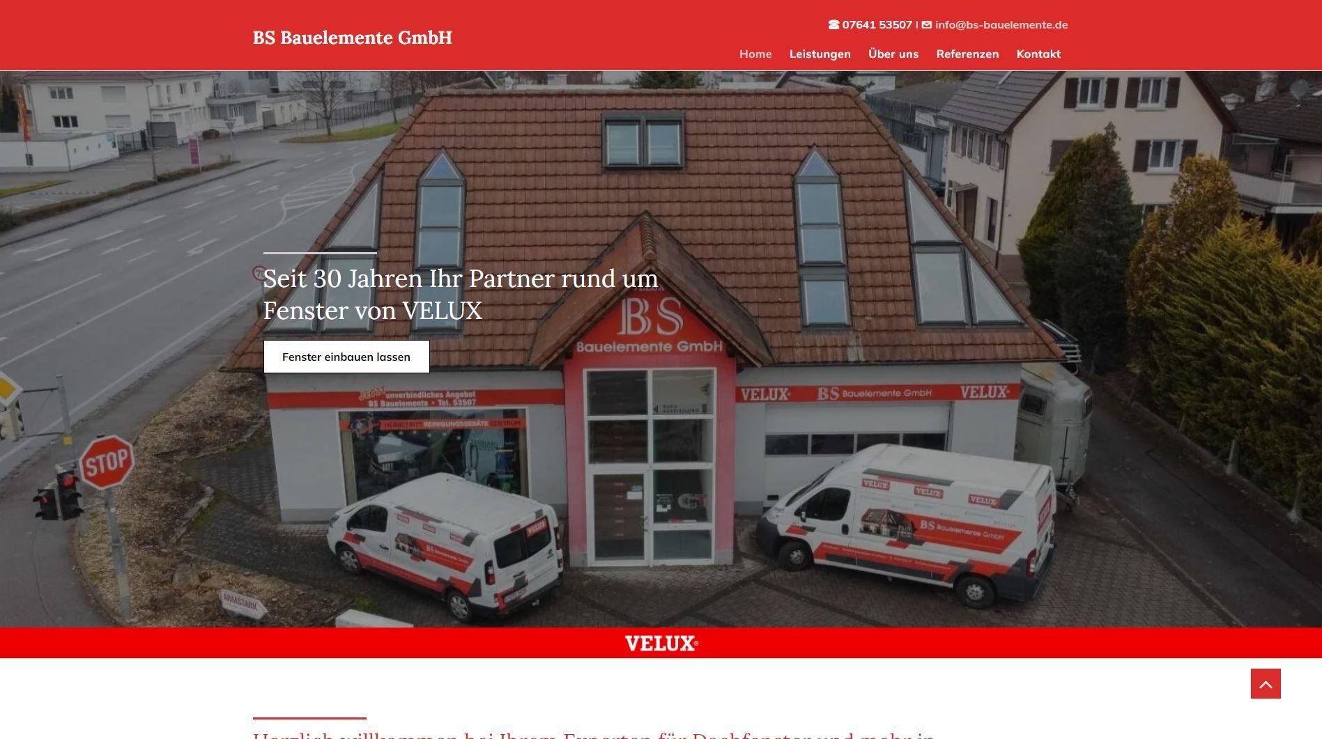 Gebäude der BS Bau-Sanierung GmbH mit roten Akzenten und zwei davor geparkten Firmenwagen.